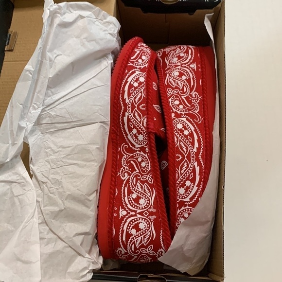 Goat Crew New In Box Red White  Bandana House Shoes Slippers Size 11 main image 5